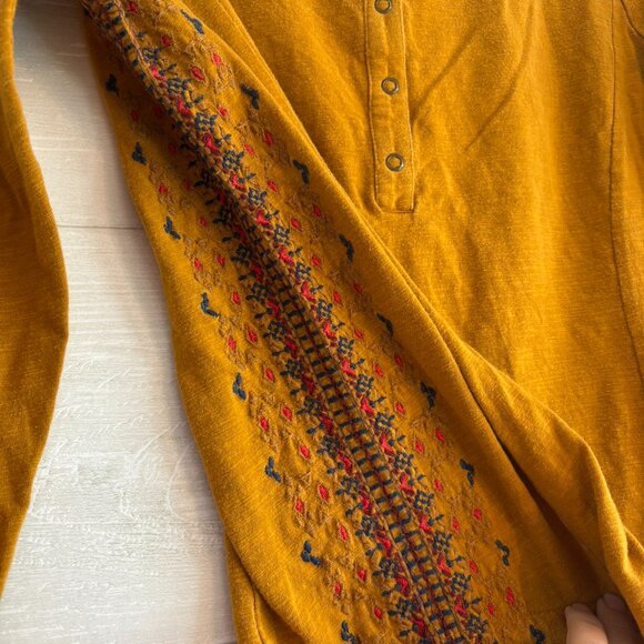 Aventura Clothing Women's Mandy Embroidered Henley - Picture 4 of 5